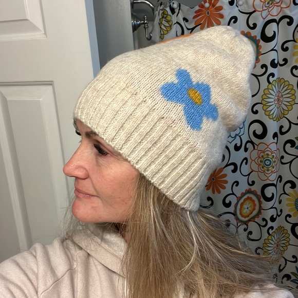 Free people NWT beanie retail $38! So soft!! - Picture 4 of 5